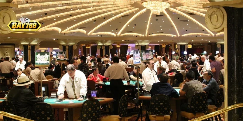 huong-dan-choi-poker-bay789 Người chơi tập trung phân tích chiến thuật trên bàn cược Bay789